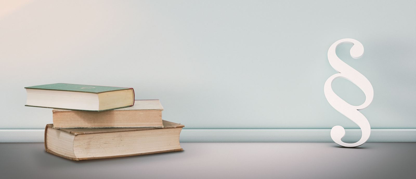 Fachliteratur mit Paragraphenzeichen, rechtliche Grundlagen