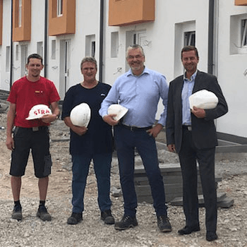 v.l.n.r.: Florian Glatzl (Polier Strabag AG), Gerald Szoldatits (Planungs- und Baustellenkoordinator), Reinhard Übleis (Übleis Sicherheitstechnik), KommR Martin Weber, MSc (SGN Wohnen)