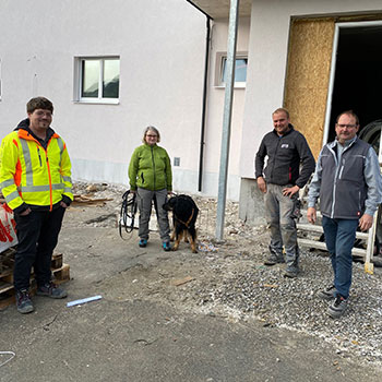 v.l.n.r.: Manuel Mittermayr (Planungs- und Baustellenkoordinator), Andrea Auinger (Bauherrin) mit Hündin Elmira (Bauaufsicht), Markus Nagler (Polier), Maximilian Nagler (Geschäftsführung Nagler Bau)