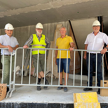 v.l.n.r.: Hubert Hessenberger (Stern & Hafferl GmbH), Frank Lange (Planungs- und Baustellenkoordinator), Ernst Hummer (Bauherr), Reinhard Übleis (Übleis Sicherheitstechnik)